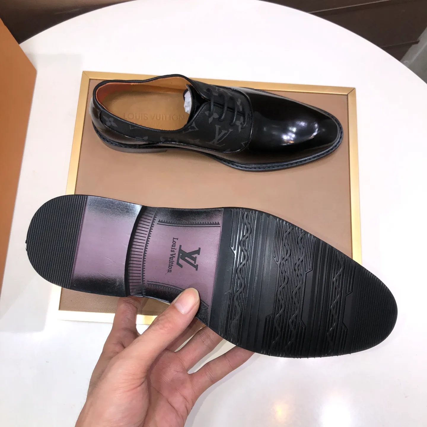Men's men's shoes💰460💰【LV】(sheepskin lining) formal men's shoes! The high-end formal wear style is luxurious and elegant, with both practicality and style. We pay special attention to quality and details. The original version at the counter is 1:1 ultra-accurate replica👍🏻 The shoe last, leather, workmanship and comfort are not inferior! Material: imported cowhide upper, soft first layer of sheepskin! Code number: 38-45 (45 customized)